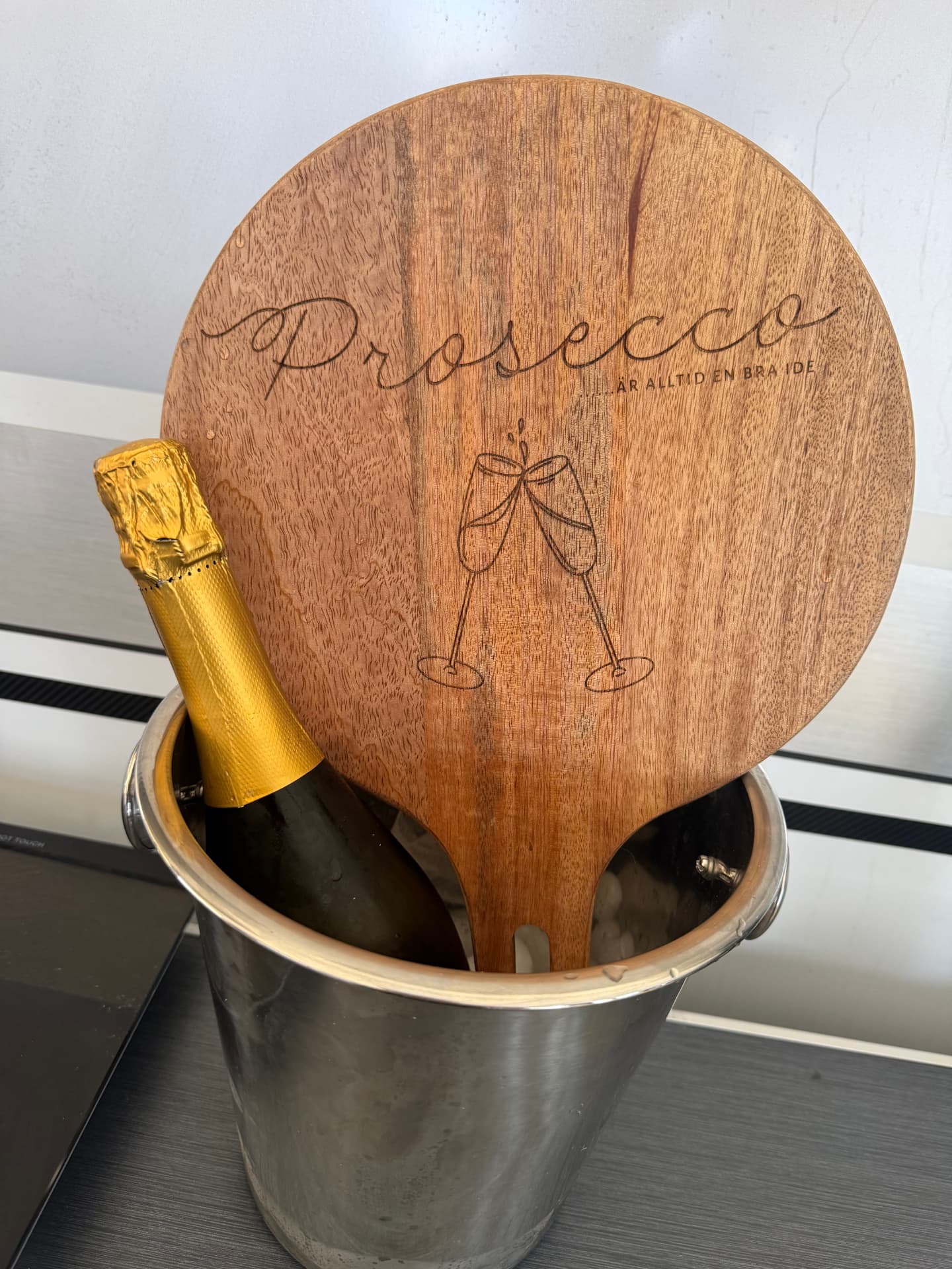 Graverad skärbräda med prosecco